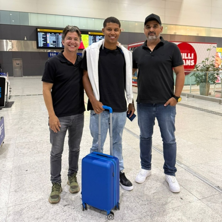 Após brilhar com o manto do GEA, volante Arthur Silva embarca ao futebol português