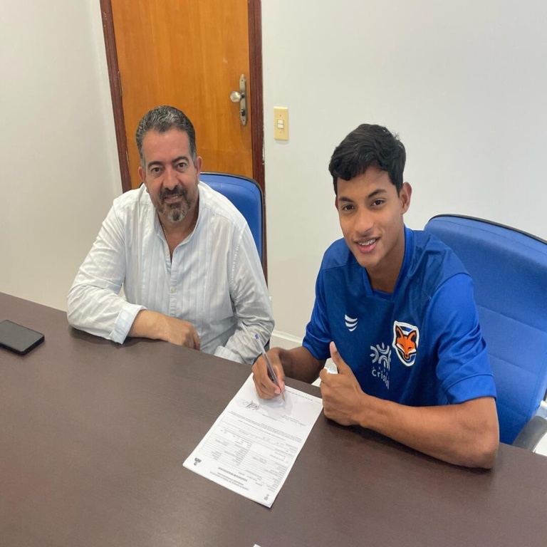 Matheus Benevides renova contrato com o Grêmio Anápolis até abril de 2029