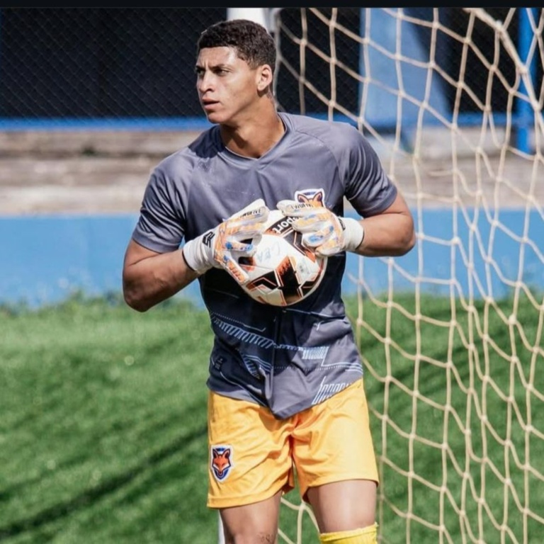 Goleiro Ryan Santos segue no Grêmio Anápolis para a temporada 2026