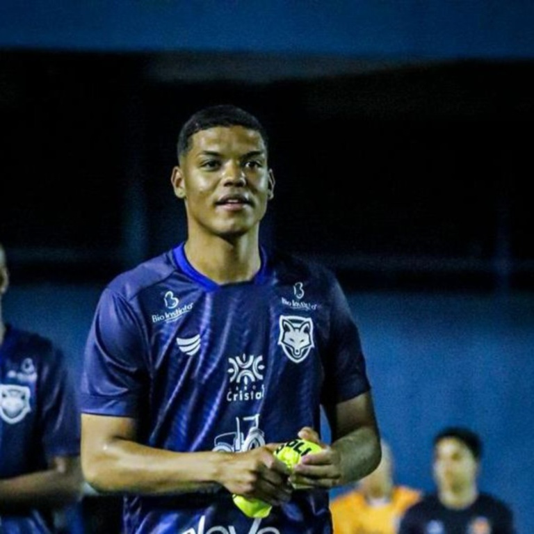 Lateral-esquerdo João Vitor segue no Grêmio Anápolis para a temporada 2026