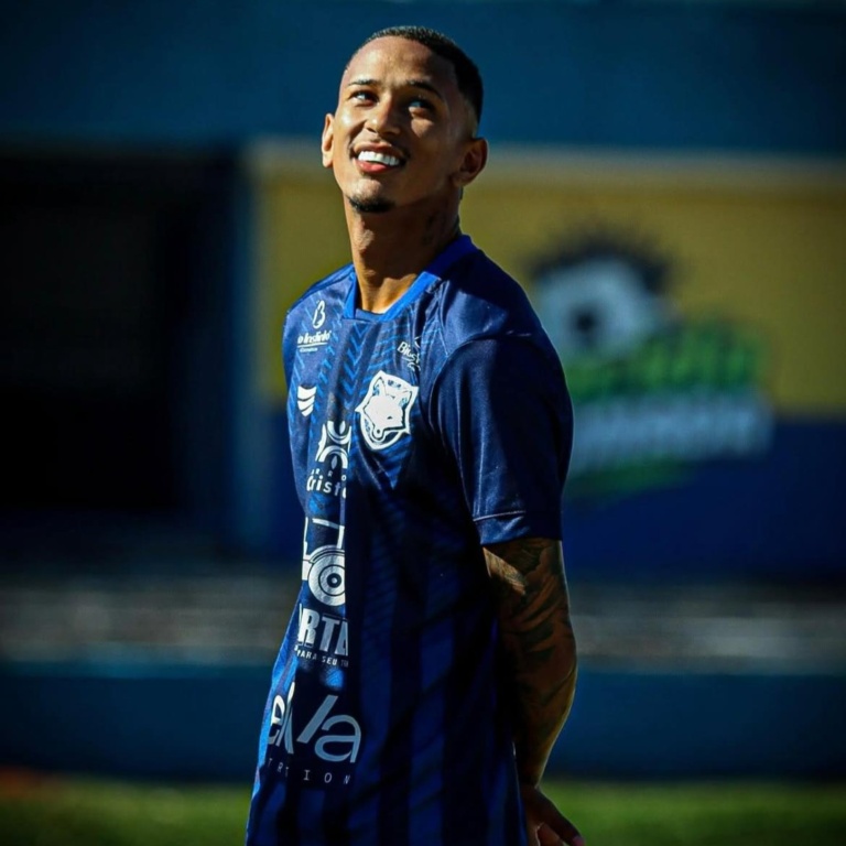 Lateral-direito Caleb Dias renova contrato com o Grêmio Anápolis até o final de agosto de 2026