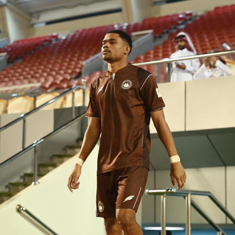 Atacante Tiago Guerra estreia como titular no time profissional do Al-Jabalain da Arábia Saudita