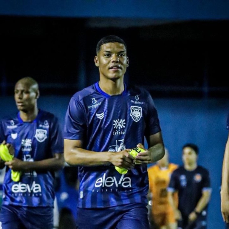 Grêmio Anápolis renova contrato do lateral-esquerdo João Vitor até o final de novembro de 2027