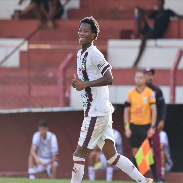 Jackson marca duas vezes pelo Inhumas contra a Aparecidense e chega a três gols no Goianão sub-20