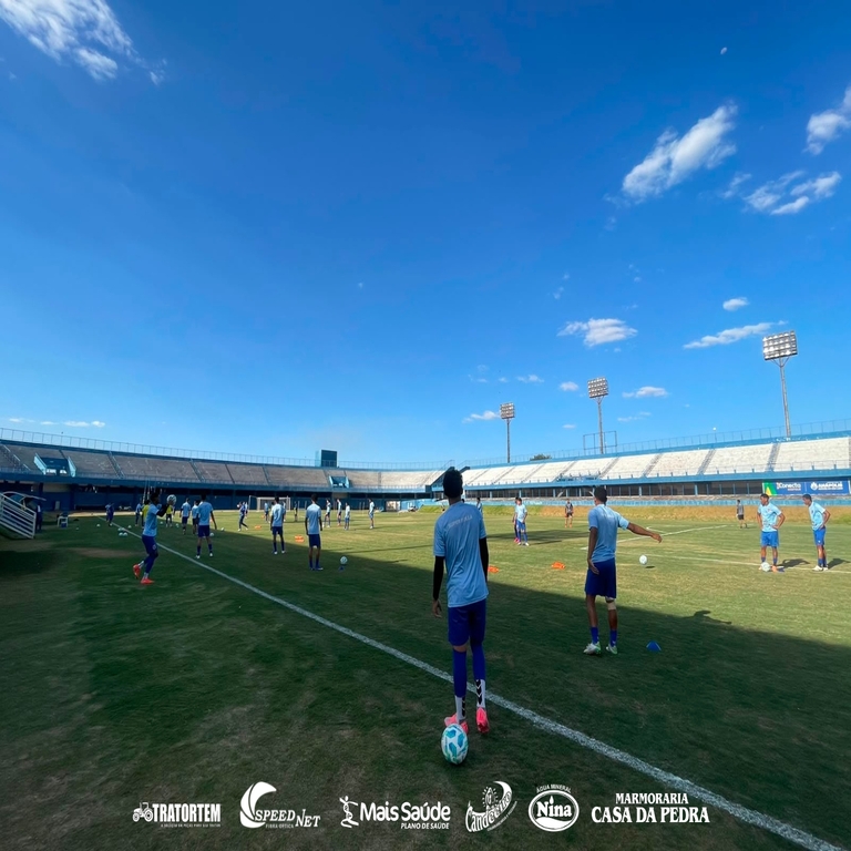 Grêmio Anápolis realiza treinamento no Estádio Jonas Duarte visando a estreia