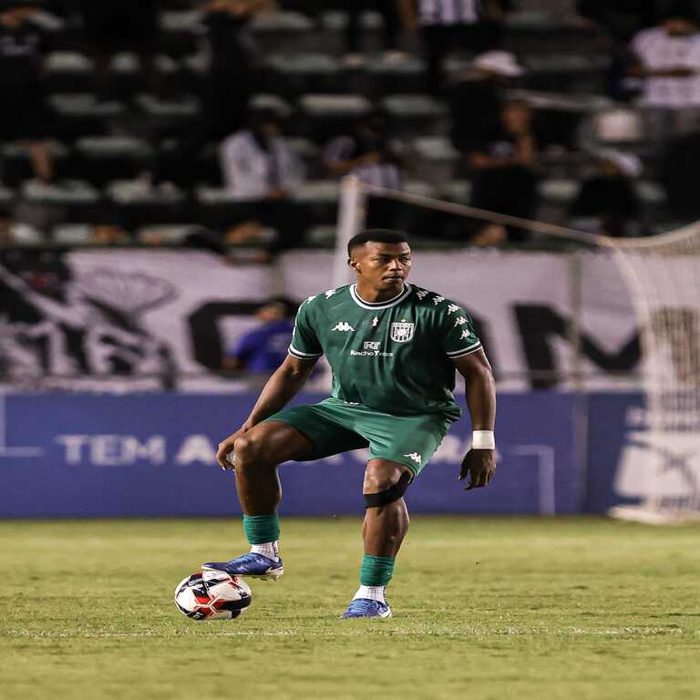 O zagueiro Darlan Silva marca de cabeça em goleada do acesso do Gama á série C