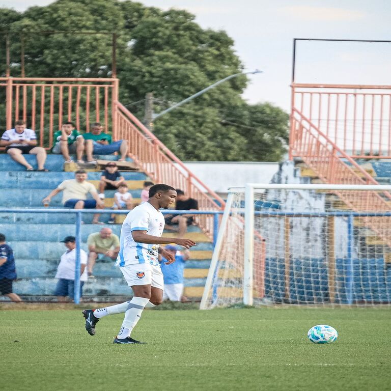 Aos 18 anos, zagueiro Deric Silva estreia no profissional pelo GEA