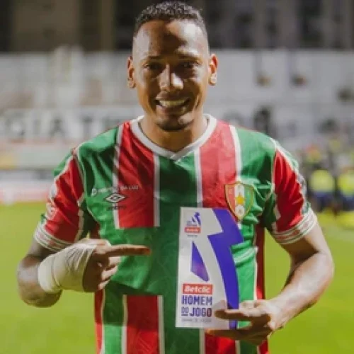 Ronald começa como titular pelo Estrela Amadora diante do Arouca