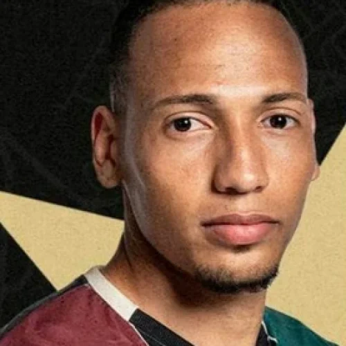 Ronald Martins começa como titular pelo Estrela Amadora neste domingo (14)