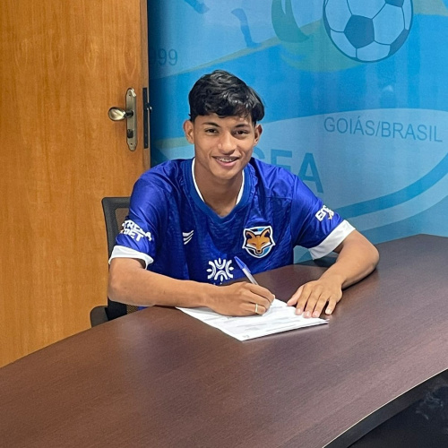 Meia Matheus Benevides assina contrato profissional com o Grêmio Anápolis