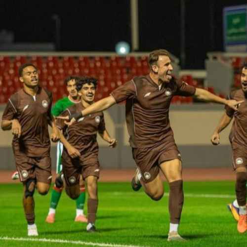 De cabeça, zagueiro Mateus Vedrani marca primeiro gol pelo Al-Jabalain da Arábia Saudita